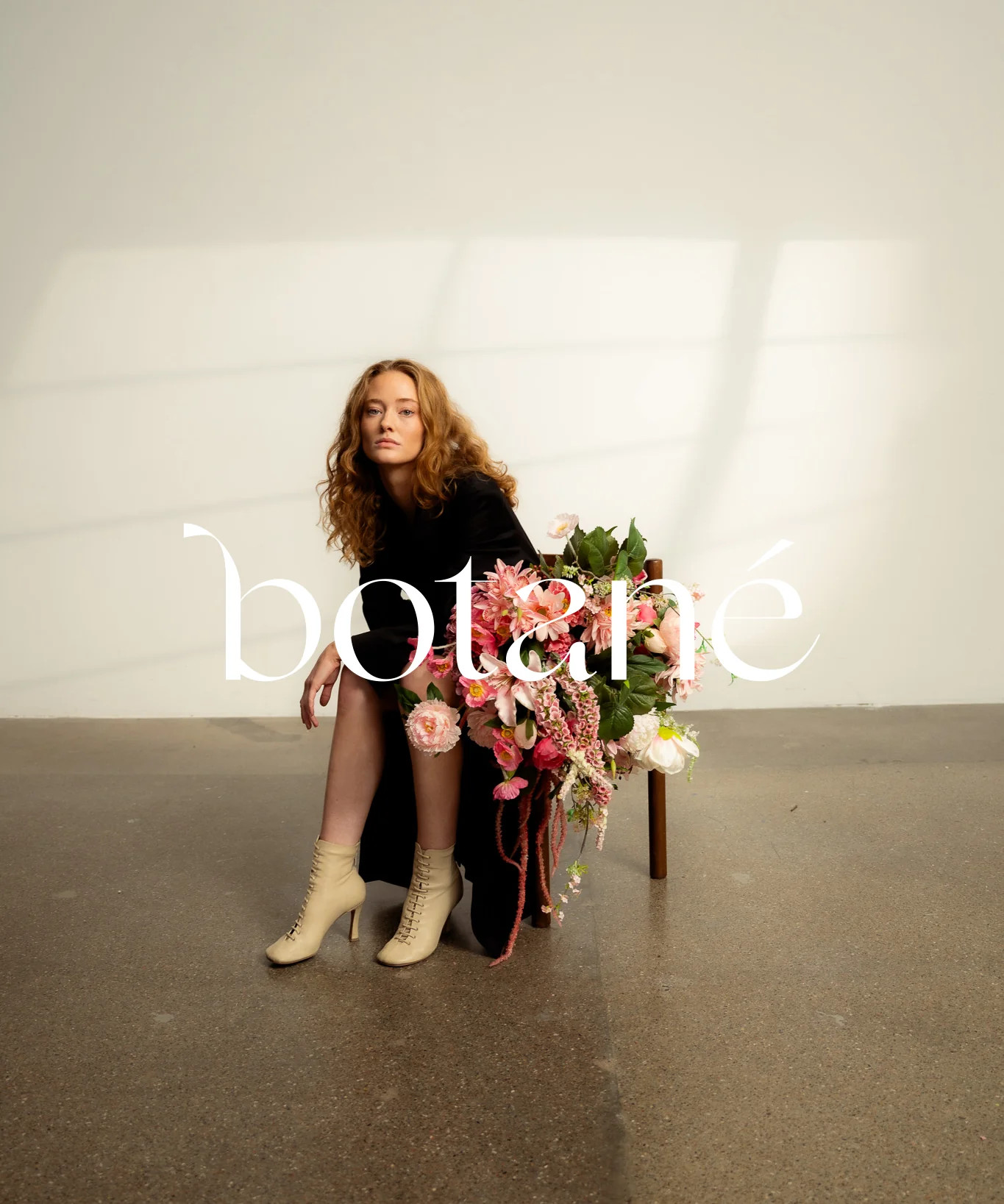 Botané campagnebeeld met model en roze botanisch bloemarrangement – Flova Silk