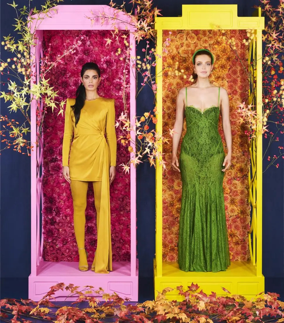 Silk-ka campagnebeeld met twee modellen in kleurrijke botanische bloemdecors.