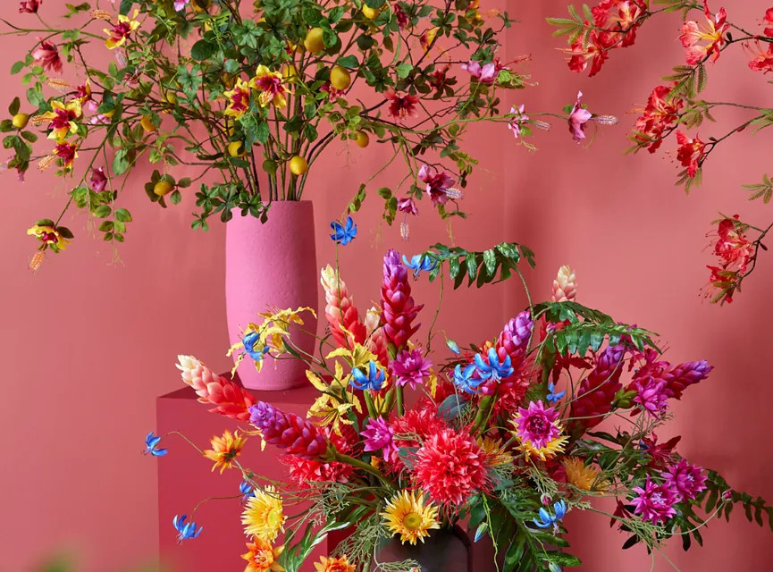 Kleurrijk bloemarrangement met roze, rode en blauwe kunstbloemen van PURE by Jasaco.