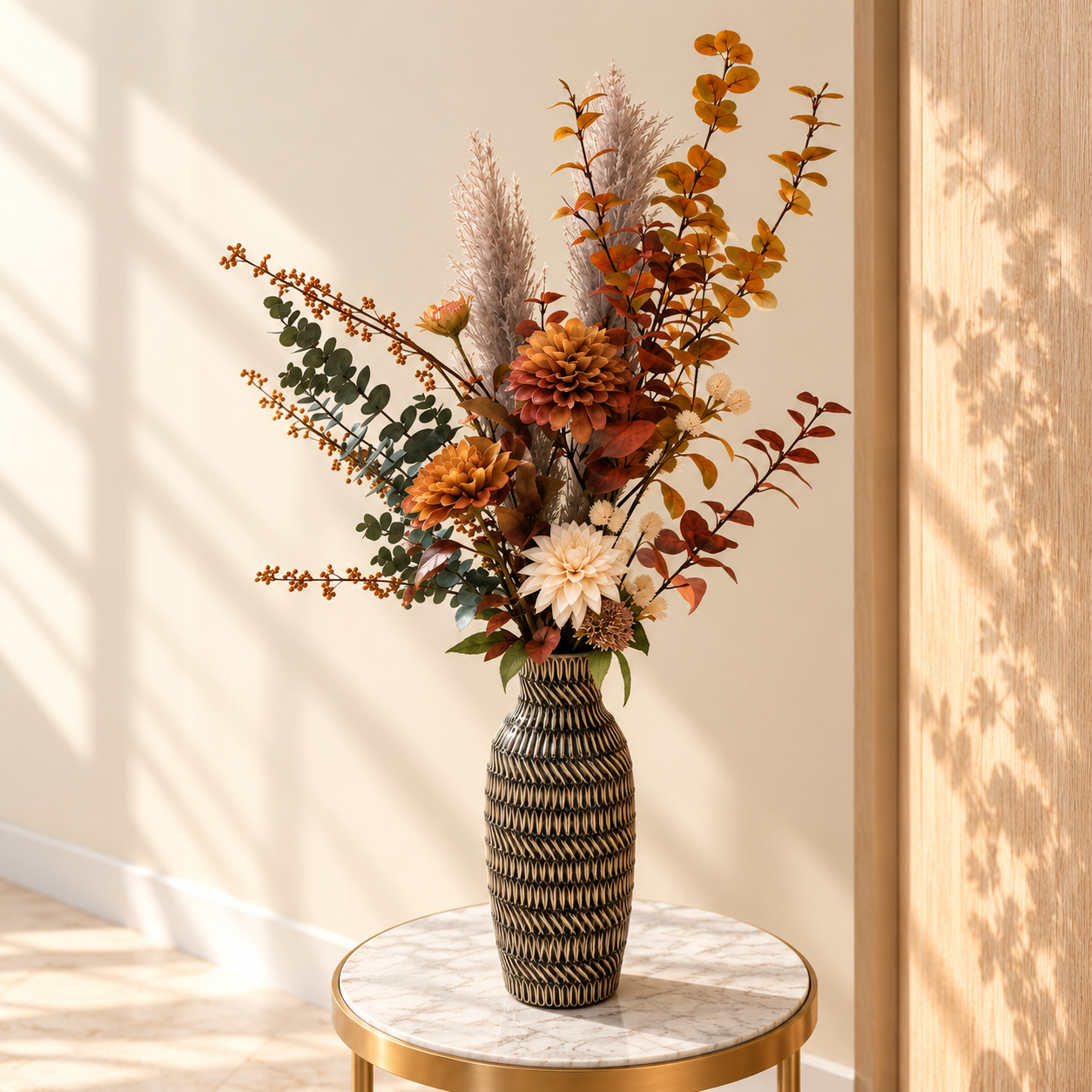 Close-up of realistic silk dahlias in warm autumn colours with eucalyptus, decorative grasses and berry branches.

Detail van realistische zijden dahlia's in warme herfstkleuren met eucalyptus, siergrassen en bessentakken.