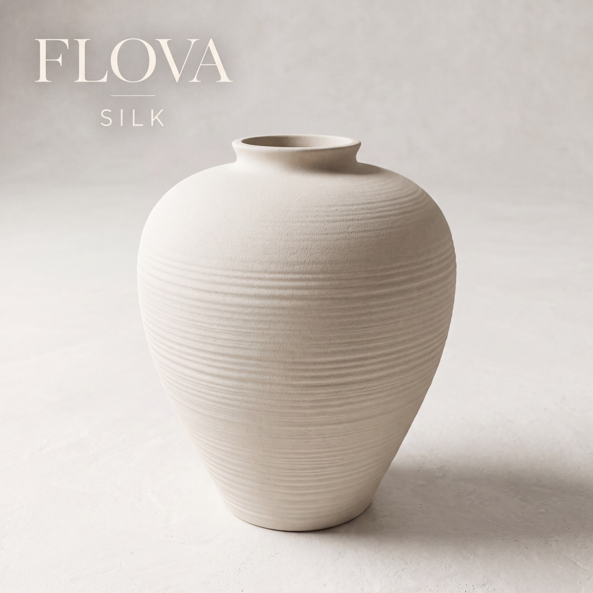 Minimalistische keramische vaas in zachte crèmekleur met verfijnde ribbelstructuur. Een tijdloos decoratief object dat perfect past binnen een Japandi, Scandinavisch of modern interieur.

 Minimalist ceramic vase in a soft cream tone featuring an elegant ribbed texture. A timeless decorative piece that complements Japandi, Scandinavian, and contemporary interiors.